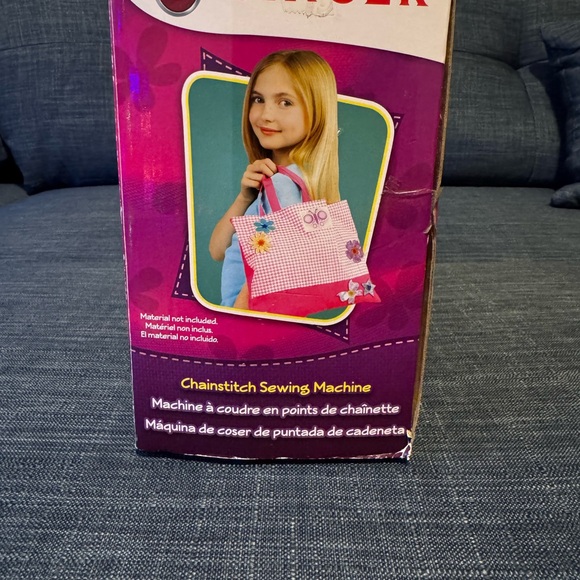 Children’s Singer Sewing Machine NEVER USED - Picture 3 of 6